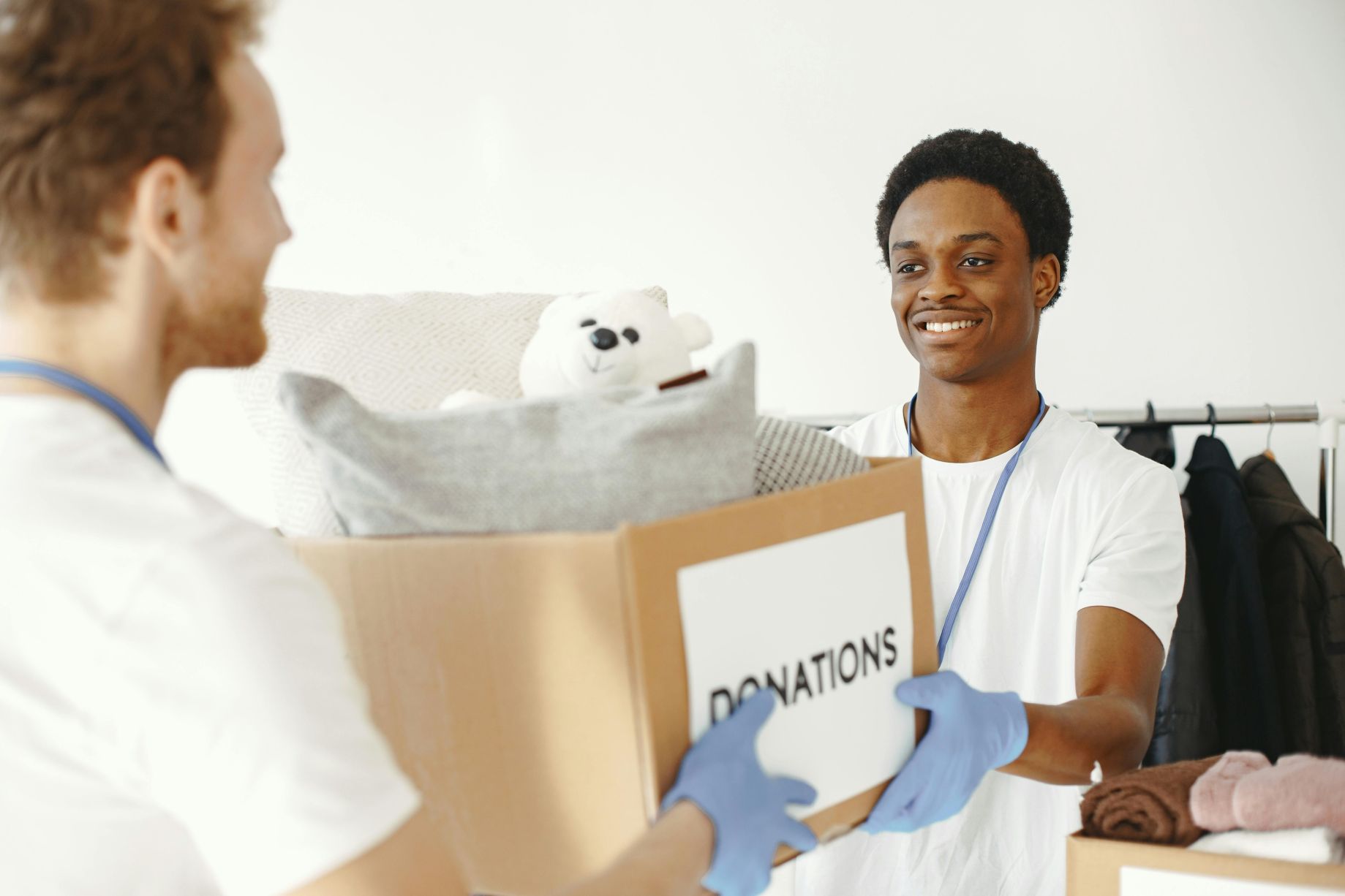 Image d'illustration de personnes préparant des dons ©gustavo Fring/Pexels