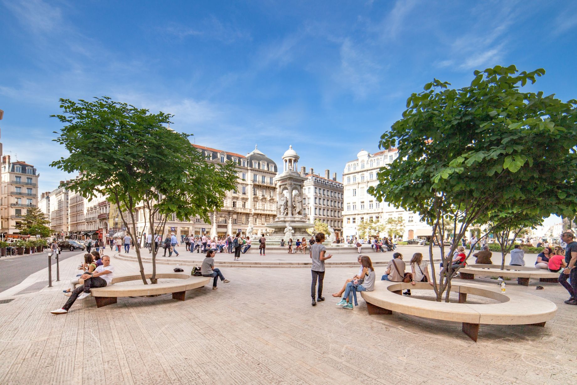 Fontaine Jacobins avec recul, passants et arbres copyright Delphine2Lyon