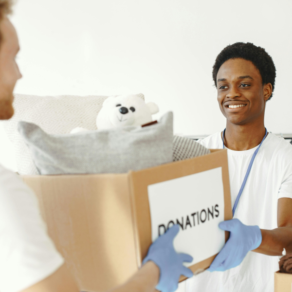 Illustrative image of people preparing donations. Gustavo Fring/Pexels