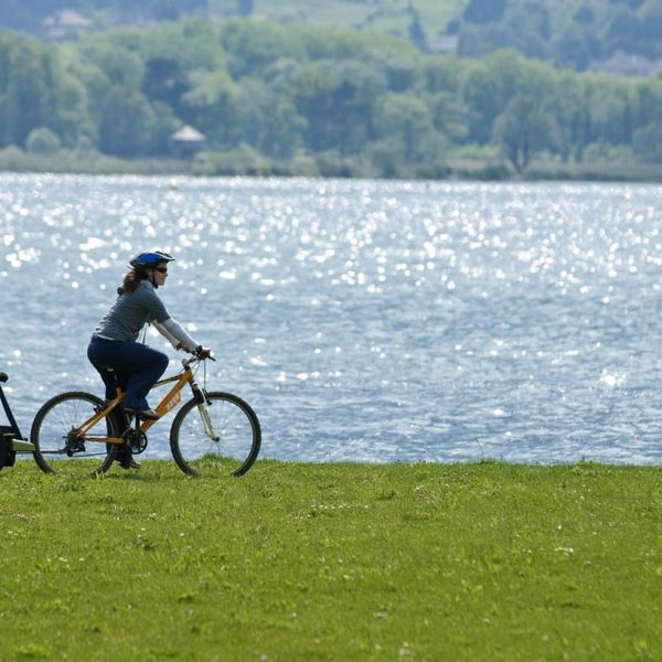 Balade familiale en vélo sur les nouveaux aménagements du lac du Bourget Savoie © © RA Tourisme/C. Martelet